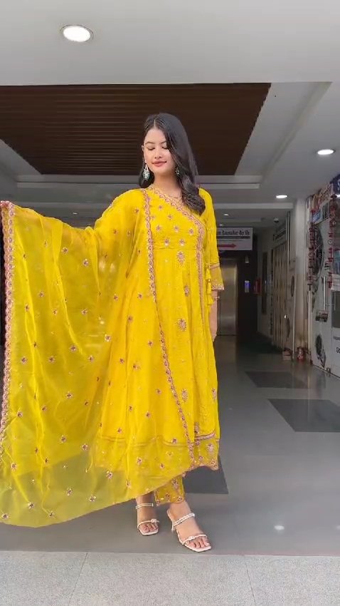 রেডিমেড নায়রা থ্রি-পিস ✨